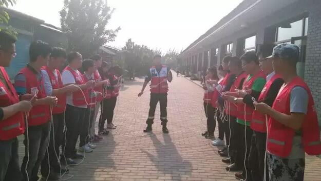 北京京通醫(yī)院,教官們講解戶外生存知識